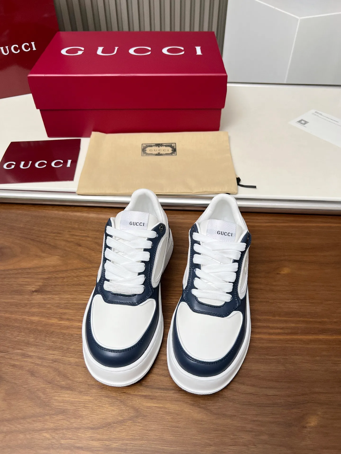 👟👟Ex-factory price 560👟👟Gucci casual sneakers, top version! Oil edge craftsmanship🌸🌸🌸1:1 reproduction. New model for early spring, creating a perfect style💣💣💣street style🔥🔥🔥Cool and stylish C-position fashionable outfit with retro and futuristic feel🌹🌹🌹Classic shoe shape, showing exquisite texture! Open mold to customize high-density outsole. Comes fully packaged. Size: Female 35-46. Fabric: Imported cowhide...men and women